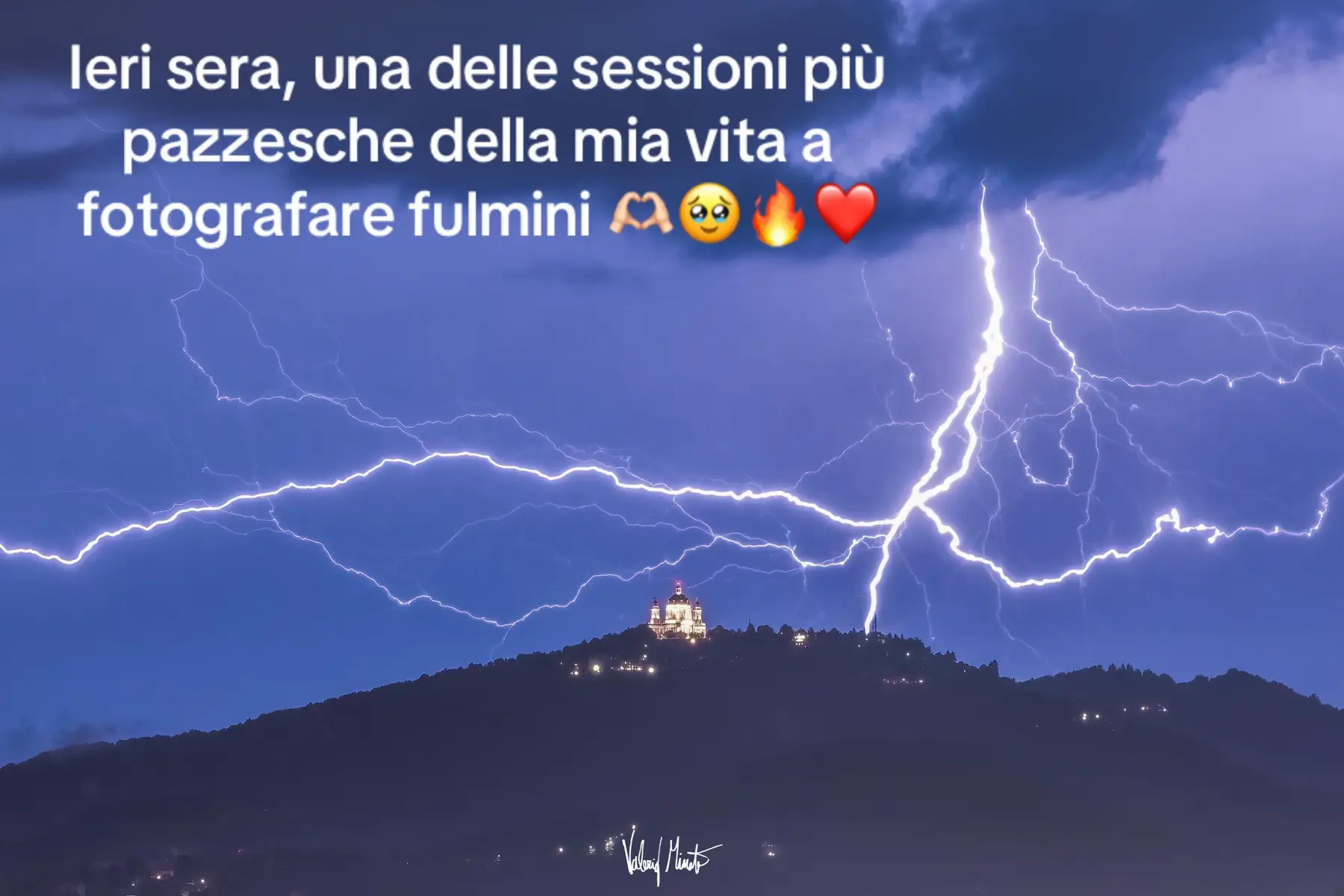 Ieri sera il rientro a casa sembrava segnare la fine della giornata. Dopo ore di lavoro fuori, era finalmente il momento di concedersi un po’ di relax. E invece no. All’orizzonte, a nord-est di Superga, stava prendendo forma un forte temporale. Le nubi erano cariche di energia, e il loro lento spostarsi verso il chierese lasciava intuire una traiettoria perfetta: quella che avrebbe incorniciato la basilica con le fulminazioni. Così, al posto del divano, ho scelto la macchina fotografica #torinoèlamiacittà #torino #turin #piemonte #piedmont