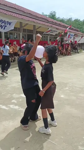 ada lagi ni pemenang joget balon garis finish nya😁