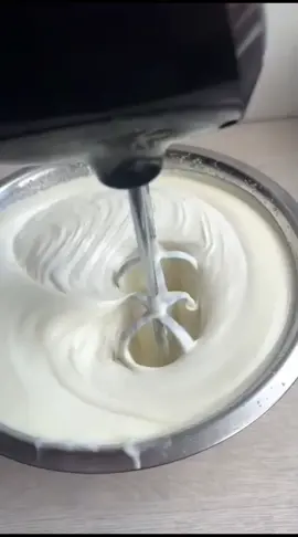 Esta crema te brindará hidratación profundamente ayudandote a unificar el tono de tu piel y adicional a eliminar cualquier rastro de acné  FASE 1 hidrolato de manzanilla o  calendula 53g agua destilada 10g niacinamida 2g FASE 2   Glicerina vegetal 8g cera lanette N 7g alcohol Cecilio 4g manteca karité o cacao 5g aceite almendras 3g FASE 3  Extracto de regaliz 2g vitamina E 1g conservante 0.8g Aceite esencial favorito 15 gotas  #spa #crema #hidratacion #beeftallow #cosmetics 