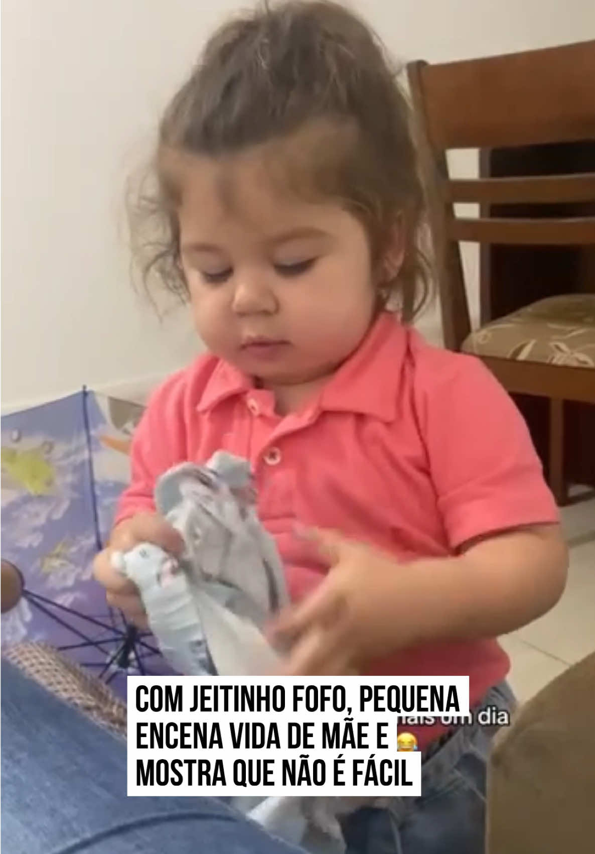 🍼💬 A #pequena Maria viveu uma cena de “maternidade” que encantou a internet! Na #brincadeira, ela desabafa dizendo que o “#bebê” dela só quer colo e não deixa ela lavar roupa nem tomar banho, tudo com um jeitinho natural e divertido. Nos comentários, muitos se divertiram com a atuação da pequena. “Pra se livrar do bebê, num instante ela disse que ele era bonzinho kkkk muito linda e inteligente”, escreveu um usuário. Outro completou: “Esse bebê está dando muito trabalho, né, dona Maria? Kkk, você é muito inteligente, linda!” #TikTokNotícias 📹 @Jssica.linhares7 | @myhoodbr