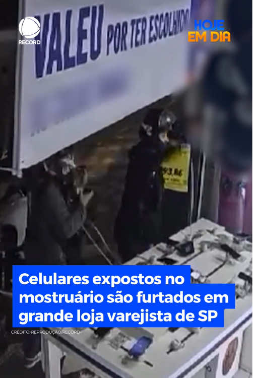 Uma loja de uma grande rede varejista foi alvo de criminosos no Ipiranga, na zona sul de São Paulo. Os ladrões chegaram de moto e levaram vários celulares que estavam no mostruário, além de outros objetos da loja. Funcionários também foram ameaçados durante a ação. #HojeEmDia ➡️ Veja essa e outras notícias em R7.com/hojeemdia