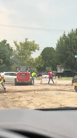 I just knowwwww her job is easy 🤩🤩🤩 #contruction #femaleconstructionworker #fields #fypシ #estanoche  No but fr where do i apply?? 
