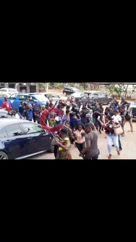 Chaos as family members of slain Immigration Officer Steffen King Amoah assault the accused persons being escorted out of the Adabraka District Court premises.  #fyp #fypシ゚ #fyppppppppppppppppppppppp  #fypシ゚viral🖤tiktok  #omacmediagh 