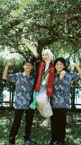 Sogokannya besar kalo foto sama adek tuh #unsil #wisuda2025 #jointrend #fyp #trendwisuda 