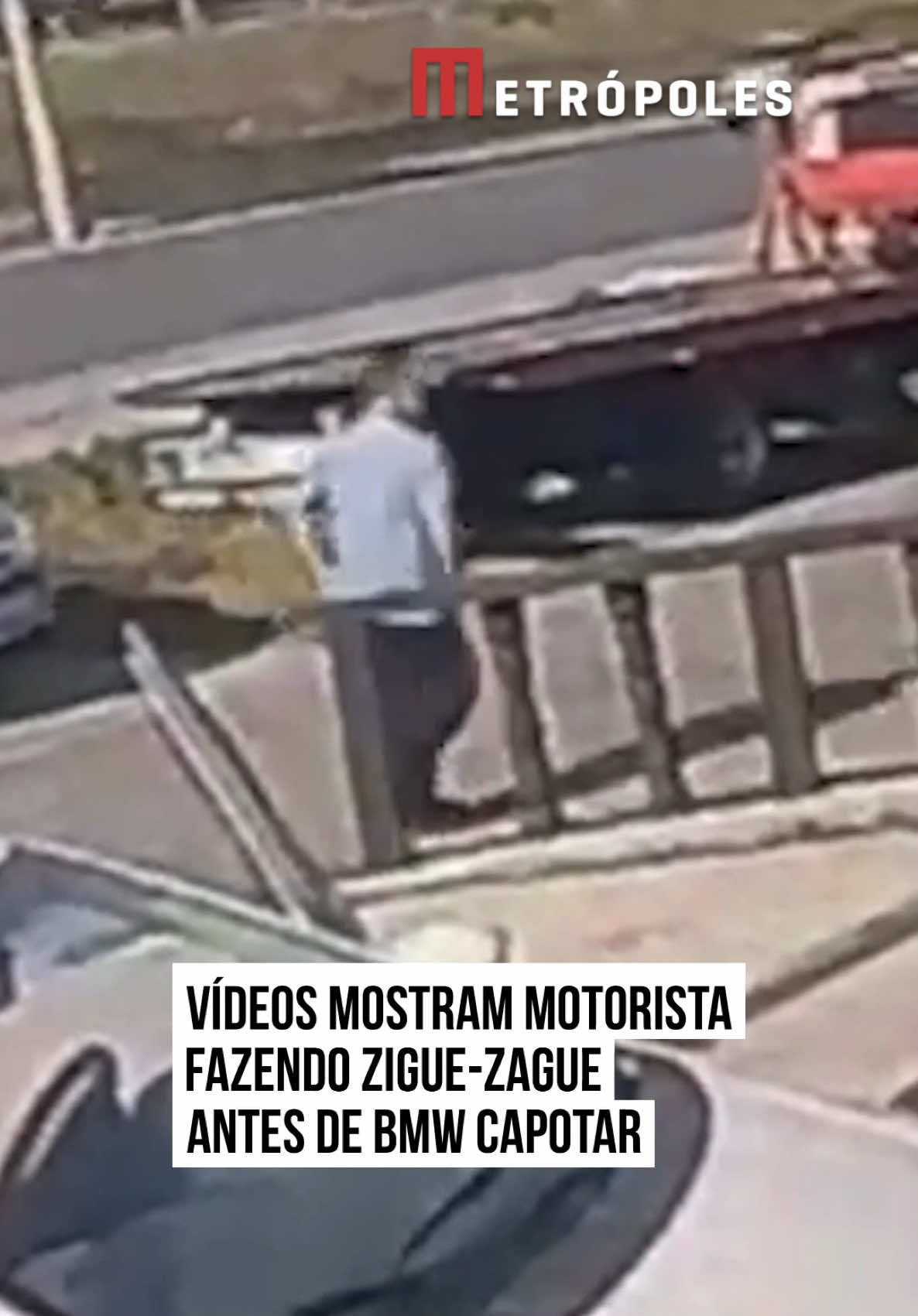 Novas vídeos feitos por câmeras de segurança mostram o momento em que uma #BMW 120i branca capota na Estrada Parque Indústria e Abastecimento (Epia). O acidente, ocorrido na manhã dessa quinta-feira (21/8), m4tou a publicitária Maria Eduarda Marinho, de 22 anos. As imagens cedidas ao Metrópoles mostram o motorista fazendo ultrapassagens perigosas, em movimento de zigue-zague. Após tentar ultrapassar um carro pela faixa da direita, Flávio Viana, de 23 anos, parece perder o controle do veículo e bate no canteiro da pista, capotando. Uma das sobreviventes do #acidente, Elayne Teotônio já recebeu alta na última quinta-feira (21/8). As outras três jovens que sobreviveram seguem internadas. O velório de Maria Eduarda Marinho será realizado nesta sexta-feira (22/8), a partir das 14h30, na capela 4 do cemitério Campo da Esperança da Asa Sul. A dinâmica do acidente ainda é desconhecida. O caso será investigado pela Polícia Civil do Distrito Federal (PCDF), por meio da 2ª Delegacia de Polícia (Asa Norte). #TikTokNotícias  🎥 Reprodução
