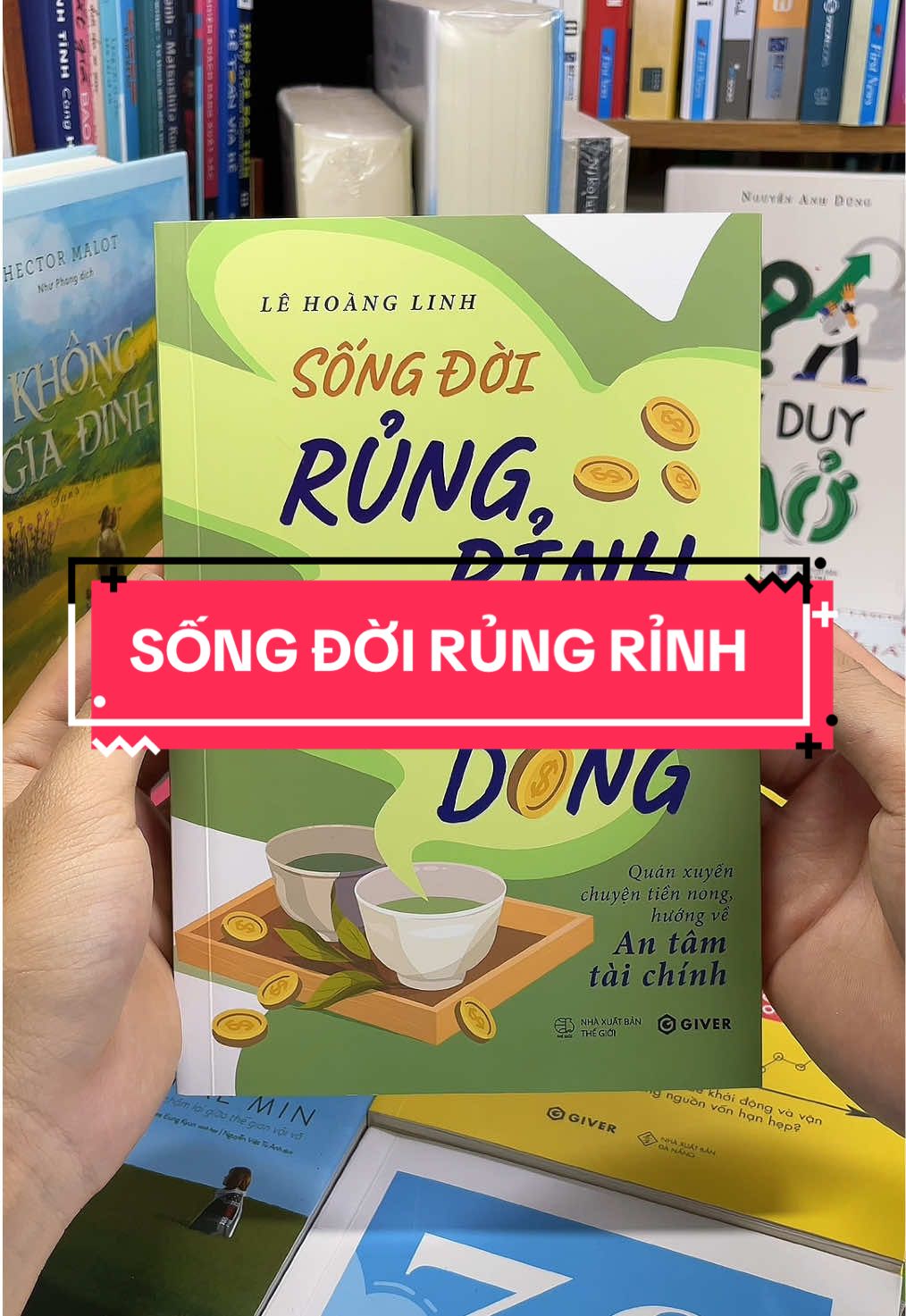 Sống Đời Rủng Rỉnh Thong Dong – Cẩm nang thoát khỏi nỗi sợ tiền bạc. Bạn có từng thấy mình mắc kẹt trong vòng lặp quen thuộc này? 	•	Làm việc chăm chỉ cả năm nhưng tiền tiết kiệm chẳng đáng bao nhiêu. 	•	đầu tháng nhận lương cuối thánh hết tiền. 	•	Nghe đến “đầu tư” thì sợ, nghĩ đến “tiền bạc” là mệt. Nếu có thì “Sống Đời Rủng Rỉnh Thong Dong” chính là cuốn sách dành cho bạn. Không hứa hẹn biến bạn thành tỷ phú trong một đêm. Không nhồi nhét thuật ngữ tài chính khô khan. Không tô vẽ những giấc mơ viển vông. Thay vào đó, cuốn sách sẽ giúp bạn: - Hiểu rõ mối quan hệ thật sự giữa bạn và tiền. - Nhìn được toàn cảnh bức tranh tài chính cá nhân. - Từng bước xây dựng “ngôi nhà an tâm tài chính” – từ quản lý thu nhập, chi tiêu, đến đầu tư và sẻ chia. Đừng để tiền bạc trở thành gánh nặng. Hãy để cuốn sách này dẫn bạn đến một cuộc sống vừa thong dong, vừa rủng rỉnh.#tiemsachbinhyen #sach #BookTok #sachhay #songdoirungrinhthongdong 