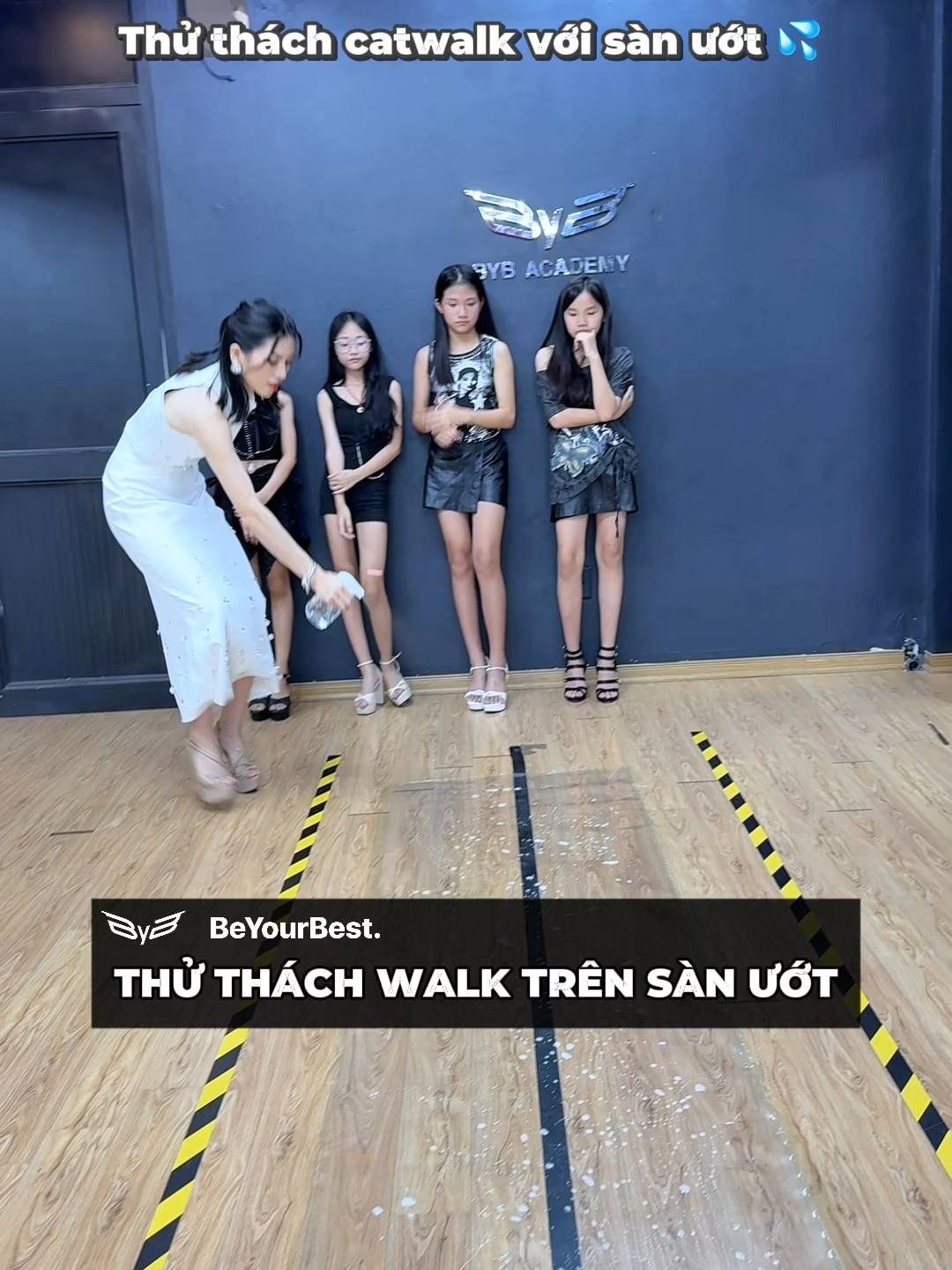 Thử thách catwalk trên sàn ướt cùng học viên BYB Academy #bybacademy #daotaonguoimau #thanhhuyennguyen #imentertainment 