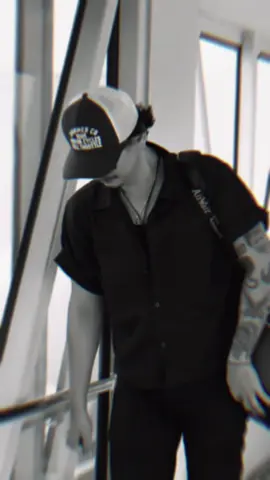 he is so cool, handsome, cute, fine, and hot at the same time🥶🥵 #vincentrompies #vincent #elternak #dudukvincent #fyp @vincentrompiespalsu 