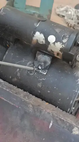 sacando parafuso quebrado no motor de arranque #mecanico #soldador #usinagem #machine #torno 