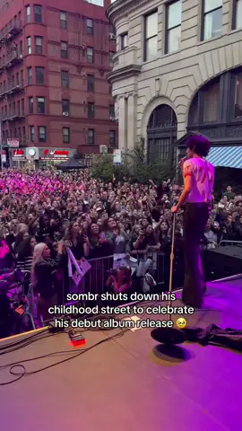 His ‘I made it’ moment ❤️ #sombr #sombrnyc #ibarelyknowher #canalstreet #sombrlive 
