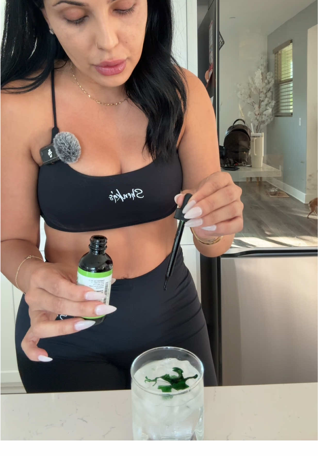 Belleza de adentro hacia afuera 🤌🏼✨ Haz probar la clorofila? Te cuento que tiene muchos beneficios. Uno de ellos es ayuda a tener una piel más saludable y tiene antioxidantes. También ayuda al sistema inmunológico y te da un boost de energía entre otros beneficios.  #pielsana #clorofilaliquida #manchasenlacara 