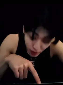 part 1 ─ pov ; Sejak awal masuk SMA, kamu sudah terbiasa dengan tatapan orang. Bukan karena kamu populer, bukan juga karena kamu pintar—tapi karena kamu selalu jadi bahan candaan satu orang: Na Jaemin. Cowo itu… Siapa sih yang nggak kenal? Tinggi, tampan, rambutnya sering berantakan tapi entah kenapa tetap keren. Satu senyum miring darinya aja bisa bikin setengah kelas histeris. Tapi di balik pesonanya, Jaemin terkenal sebagai cowok paling bandel di seantero sekolah. Tawuran? Pernah. Dipanggil BK? Udah langganan. Bolos? Itu makanan sehari-hari. Dan sayangnya, kamu adalah mainan favoritnya. “Woy, kurcaci.” Suara khasnya terdengar nyaring begitu kamu baru saja masuk kelas pagi itu. Kamu terhenti di ambang pintu, menunduk, berusaha pura-pura nggak dengar. Tapi itu percuma. Tiba-tiba tasmu ditarik dari belakang. Kamu hampir jatuh, dan ketika menoleh, benar saja—Jaemin berdiri dengan senyum tengil, menggantungkan tasmu di ujung jarinya. “Mau balikin? Ambil sendiri, kecil.” Ucapnya, meninggikan tangan ke atas seakan mempermainkanmu. “Jaemin! Balikin!” serumu, melompat sedikit, tapi jelas nggak bisa meraih tasmu. Tinggi badan kalian bagaikan langit dan bumi. Kelas pun riuh, beberapa temanmu hanya menonton, sebagian lagi tertawa kecil. Bagimu ini sudah bukan hal baru. Setiap hari, setiap kesempatan, Jaemin selalu punya cara untuk membuatmu kesal. Kamu merengut, berusaha menahan air mata marah. “Kamu tuh kenapa sih? Apa salahku sama kamu?” Jaemin menunduk, wajahnya mendekat begitu dekat sampai kamu bisa merasakan hembusan napasnya di wajahmu. Tatapannya tajam, senyumannya miring, penuh ejekan. “Karena lo gampang banget dibully. Itu aja.” Lalu tanpa rasa bersalah sedikit pun, ia melempar tasmu ke bangku sembarangan. Kamu buru-buru meraih dan memeluknya, berusaha mengabaikan tatapan orang-orang. Saat itulah kamu bersumpah dalam hati—suatu hari nanti, kamu akan balas dendam. Tapi takdir jelas suka bercanda. Malamnya, kamu mendapati kenyataan pahit. Di ruang tamu rumahmu, ayahmu duduk berhadapan dengan seorang pria paruh baya yang tampak berwibawa. Dan di samping pria itu—ada Jaemin. Dengan kemeja putih rapi, senyum sopan… kontras sekali dengan wajah bandelnya di sekolah. “Kamu akhirnya datang, Y/n,” ucap ayahmu dengan senyum penuh makna. “Kenalin, ini keluarga Na. Mulai malam ini, kamu resmi jadi tunangan Jaemin.” Darahmu seakan berhenti mengalir. Dunia terasa berputar. Sementara Jaemin… hanya menoleh ke arahmu, bibirnya terangkat membentuk senyum miring yang sangat kamu kenal. Bibirnya bergerak tanpa suara, tapi kamu bisa membaca jelas dari gerakan itu: “Lo nggak akan pernah kabur dari gue, kecil.” bersambung...  #au #jaemin #fyp 