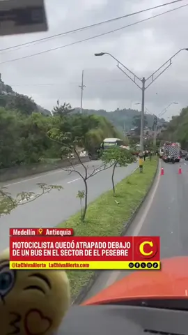 #Medellín | Accidente de tránsito en la salida del túnel de Occidente: bus y motociclista involucrados Los Bomberos de Medellín y los APH de la Secretaría de Salud de Medellín, atendieron en la mañana de este viernes un accidente de tránsito registrado a la altura del sector El Pesebre, en la vía de salida del túnel de Occidente. En el hecho se vieron involucrados un bus de servicio público y un motociclista. Las autoridades hicieron presencia en el lugar para atender la emergencia y regular la movilidad en la zona. 📲 Más información en www.lachivaalerta.com #NoticiasMedellín #NoticiasHoy #Actualidad #ElPesebre 