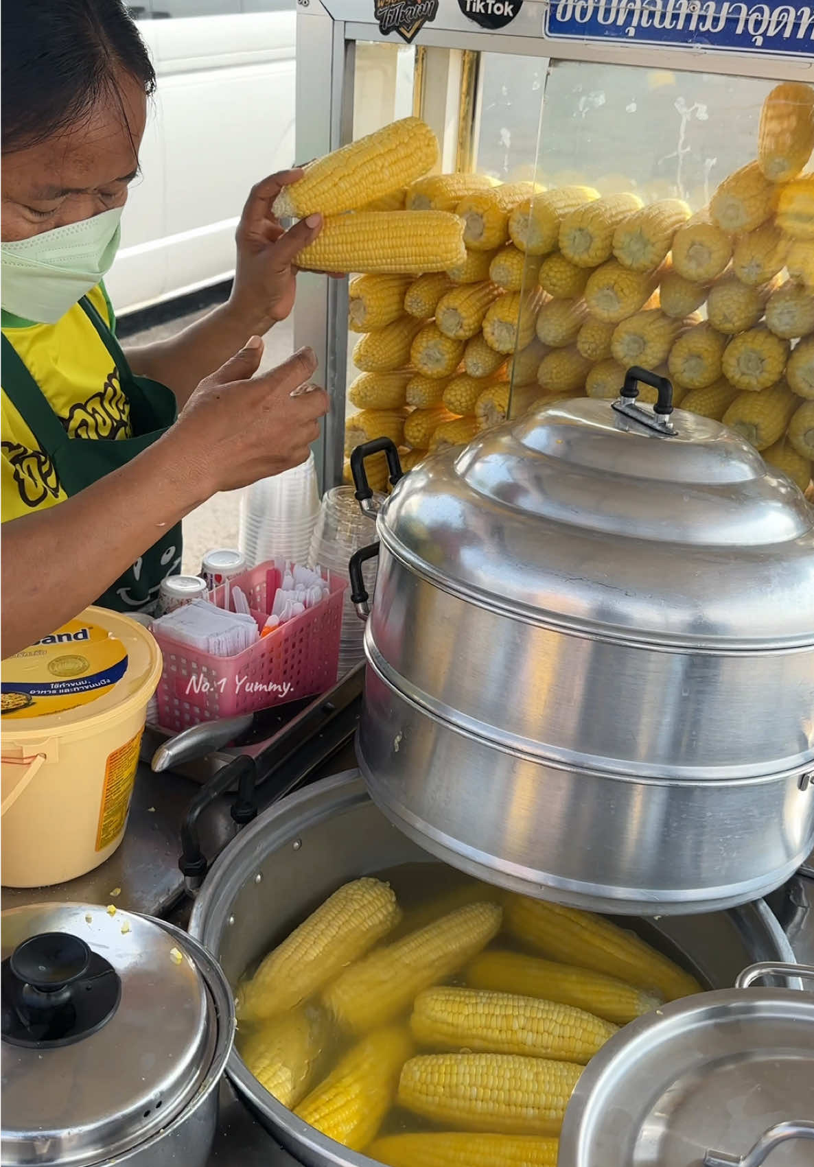 Popular Buttered Sweet Corn. 📍พิกัด : ข้าวโพดอบเนยชลบุรี (เจ้าเก่าดั้งเดิม) ถนนเลียบชายทะเลชลบุรี ⏰ เสาร์ อาทิตย์  15.00 น. จนกว่าจะหมด   #fpyシ #fruit #streetfood #asmr #yummy 
