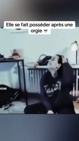 Le paranormal c’est vraiment un autre monde… 👻 Pendant une séance de ouija, une femme se fait posséder en direct. T’aurais fait quoi à leur place ?                   #p#paranormalf#frissons#storytimeh#horreurtiktokfr  