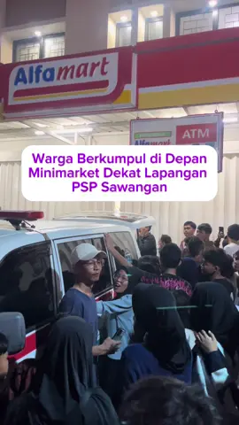 Kondisi saat ini di depan minimarket Jalan Abdul Wahab dekat Lapangan PSP Sawangan, gorengan diri didalam minimarket. Saat ini pihak kepolisian dan identifikasi sudah datang kelokasi. Warga berkerumun sempat membuat arus lalu lintas di sekitar lokasi tersendat.