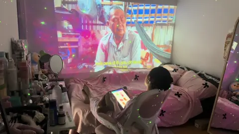 Hoá ra thứ đau lòng nhất không phải là chia tay mà đau nhất là chia ly mà trong lòng vẫn còn chữ thương. Mong chú sau này sẽ gặp nhiều may mắn. 