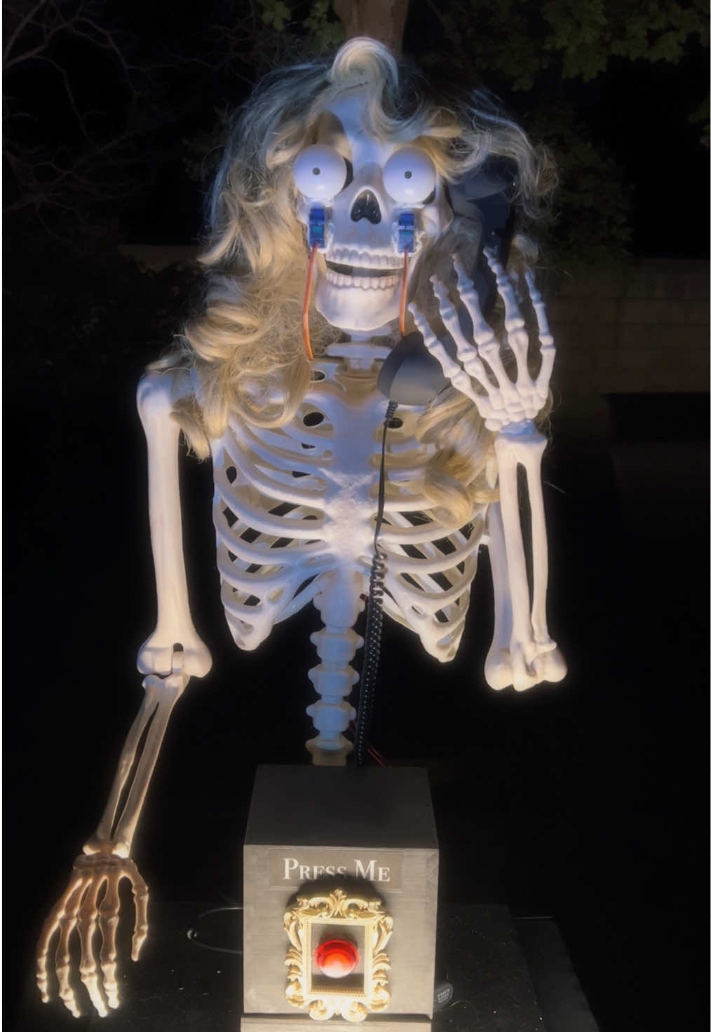 📞💀CALLING PHONE GIRL💀📞 One of the animatronics I made for my traveling convention booth. Give her a call sometime!  #arduino #animatronic #skeleton #prop #robot 