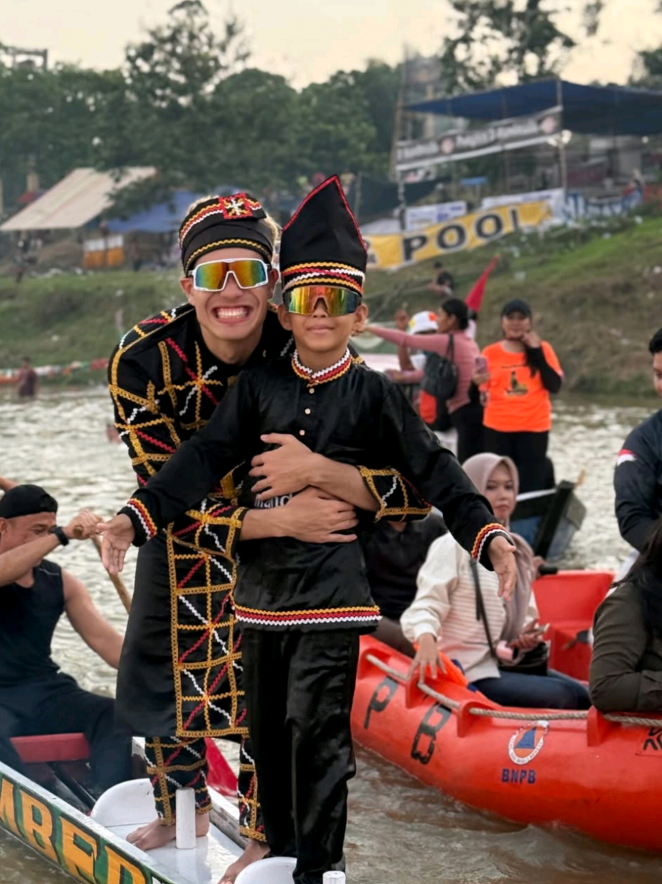 MasyaAllah udah kesampean ya bang ketemu dek Dika ♥️ #aisarkhaledd #pacujalur  #aisarsultanmalaysia #masyaallahtabarakkallah 