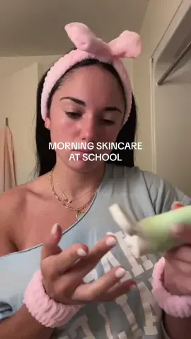My morning with @Good Molecules 😚🧴 aaaand wait for special appearance 👩🏻‍❤️‍💋‍👨🏼 #foryou #skincare 