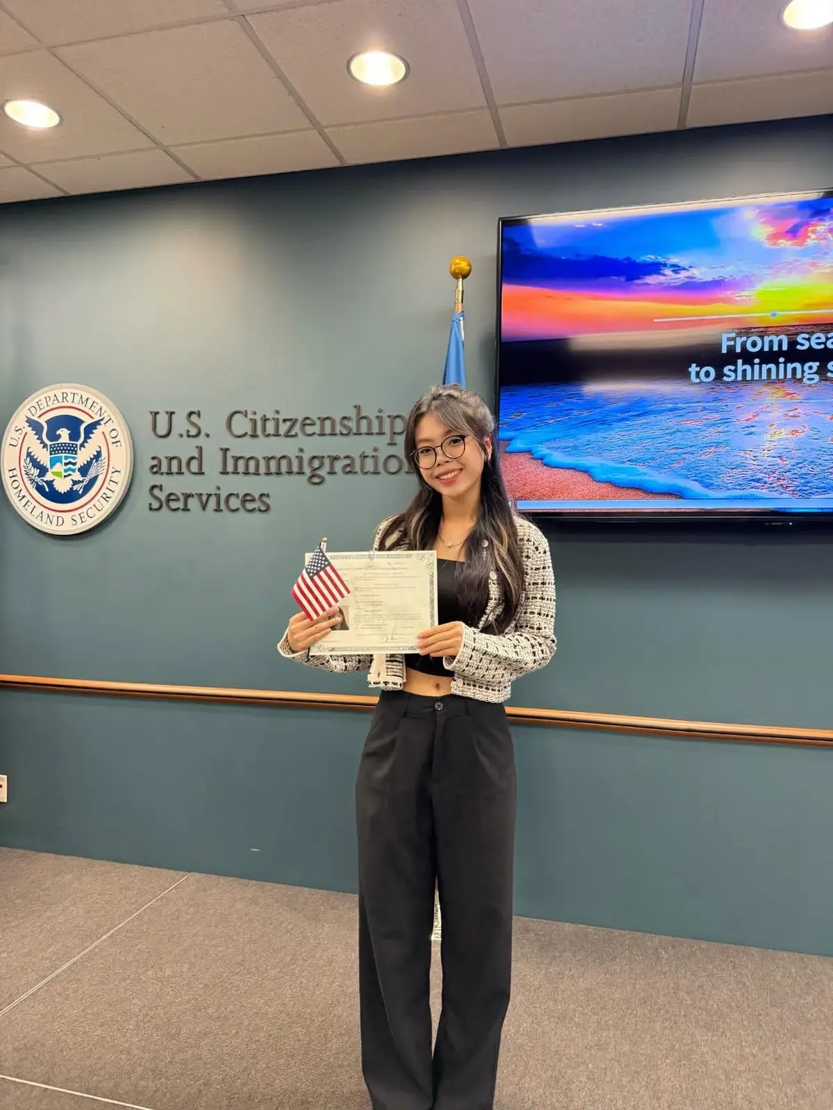Woman gets US CITIZENSHIP! She wrote: I’m officially a U.S. citizen now!🇺🇸🎉 God bless America !