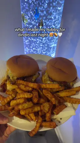 With keto buns 🤌🏼 #ketolife #foodietiktok #FoodTok #foodporn #burgertok #burgers #hubbylove 