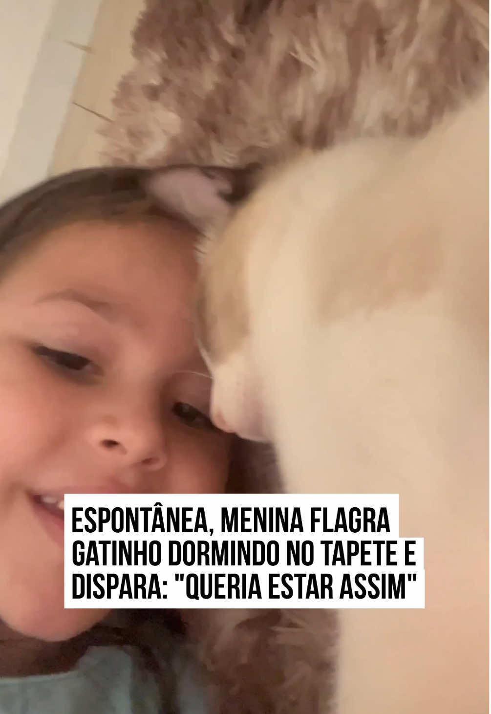 A gente também queria estar assim! 😴 Antes de ter mais um dia de aula, a pequena Maria Helo decidiu fazer companhia para o #gatinho Floriano. Esparramado no tapete, o bichano curtia #preguiça, o que deixou a garotinha com uma pontada de inveja. 