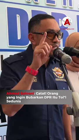 Ahmad Sahroni: Orang yang Ingin Bubarkan DPR Itu Tol*l Sedunia Wakil Ketua Komisi III DPR RI, Ahmad Sahroni, menanggapi maraknya seruan pembubaran DPR yang belakangan ramai di media sosial.  Desakan itu muncul seiring sorotan publik terhadap besarnya gaji dan tunjangan anggota dewan yang disebut mencapai ratusan juta rupiah. Sahroni menilai wacana tersebut sangat keliru. Ia bahkan melontarkan kritik keras dengan menyebutnya sebagai bentuk mentalitas yang tidak sehat. 