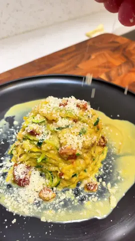 receta de pasta carbonara ligera con zucchini noodles (zoodles)  Ingredientes (2 porciones) 	•	3 zucchinis grandes (en espiral, tipo noodles) 	•	2 yemas de huevo 	•	½ taza de queso parmesano rallado 	•	2–3 tiras de tocineta (o panceta) en trocitos 	•	1 diente de ajo (opcional) 	•	Sal y pimienta negra recién molida al gusto 	•	1 cdita de aceite de oliva ⸻ Preparación 	1.	Preparar los zoodles: Con un espiralizador, saca los noodles de zucchini. Sécalos un poco con papel toalla para quitar exceso de agua. 	2.	Cocinar la tocineta: En una sartén grande, cocina la tocineta hasta que esté dorada y crujiente. Retira y deja aparte, dejando un poco de grasa en la sartén para el sabor. 	3.	Batir la mezcla carbonara: En un bowl pequeño, mezcla las yemas con el queso parmesano y bastante pimienta negra. Debe quedar una mezcla espesa y cremosa. 	4.	Saltear los zoodles: En la misma sartén de la tocineta, agrega el aceite de oliva y el ajo picado (opcional). Luego añade los zoodles y saltea 2–3 minutos, lo suficiente para que queden tiernos pero no aguados. 	5.	Montar la carbonara: Retira la sartén del fuego y agrega la mezcla de huevo y queso. Mezcla rápido para que el calor de los zoodles cocine suavemente las yemas y forme una salsa cremosa (sin que se convierta en huevo revuelto). 	6.	Servir: Agrega la tocineta encima, más parmesano y pimienta negra al gusto. ⸻ 💡 Truco Gozi: Para que los zoodles no suelten tanta agua, saltéalos primero solos 1 minuto, ponlos en un colador, y luego vuelve a la sartén con la salsa. Así quedan más firmes y la salsa se agarra mejor.