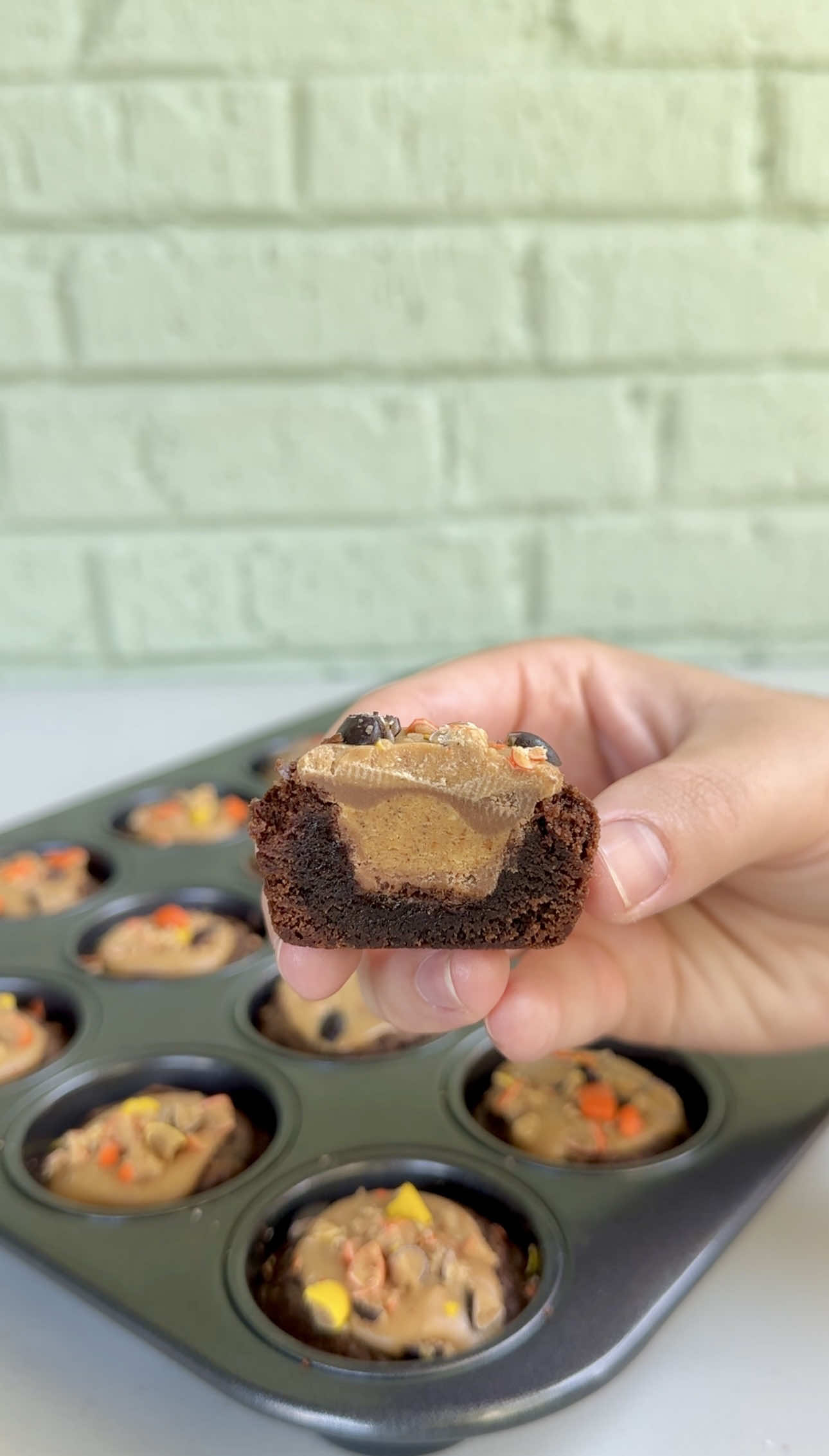 These Reese’s Brownie Bites are FULL of 3 KINDS of Reese’s: peanut butter cups, peanut butter chips, and Reese’s Pieces! Hands down, the best brownie recipe for peanut butter lovers! Grab the recipe on my website, dangthatssweet.com, also linked in my bio! 🤗