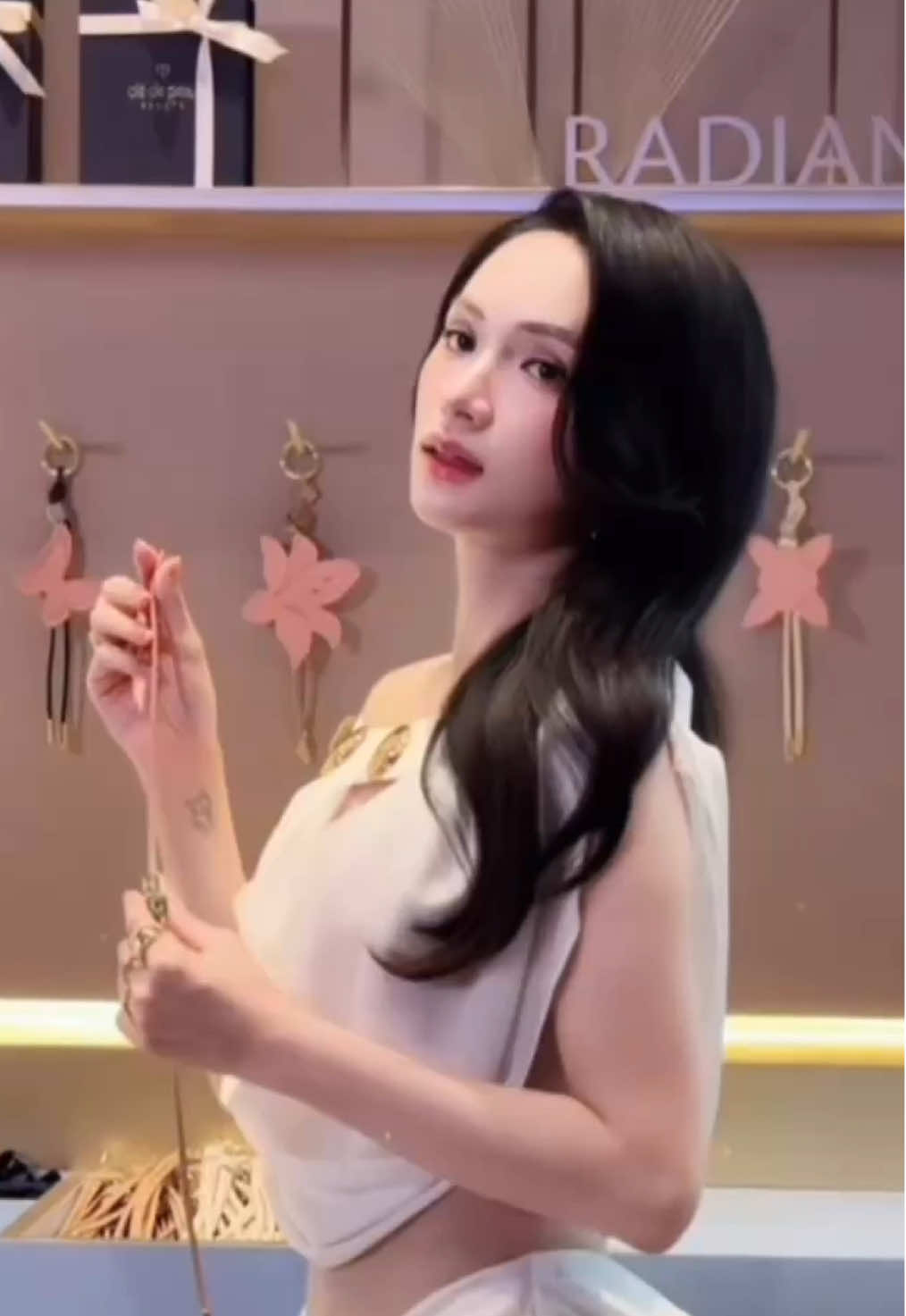 Nàng thơ nhẹ nhàng cuốn hút thanh lịch và rạng ngời tại sự kiện Cle De Peau hôm nayy 🤍#huonggiang #hoahauhuonggiang #cledepeau #xh 
