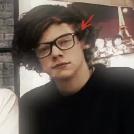 where are his glasses 😞😞 // #harrystyles #harrystylesedit #fetusharry #edit #foryoupage | @𝙧𝙤𝙭𝙖𝙣𝙣𝙚୨ৎ @dewi ౨ৎ @𝙨𝙪🪽✮ .ᐟ @jules 🍵 ·˚ ༘ 