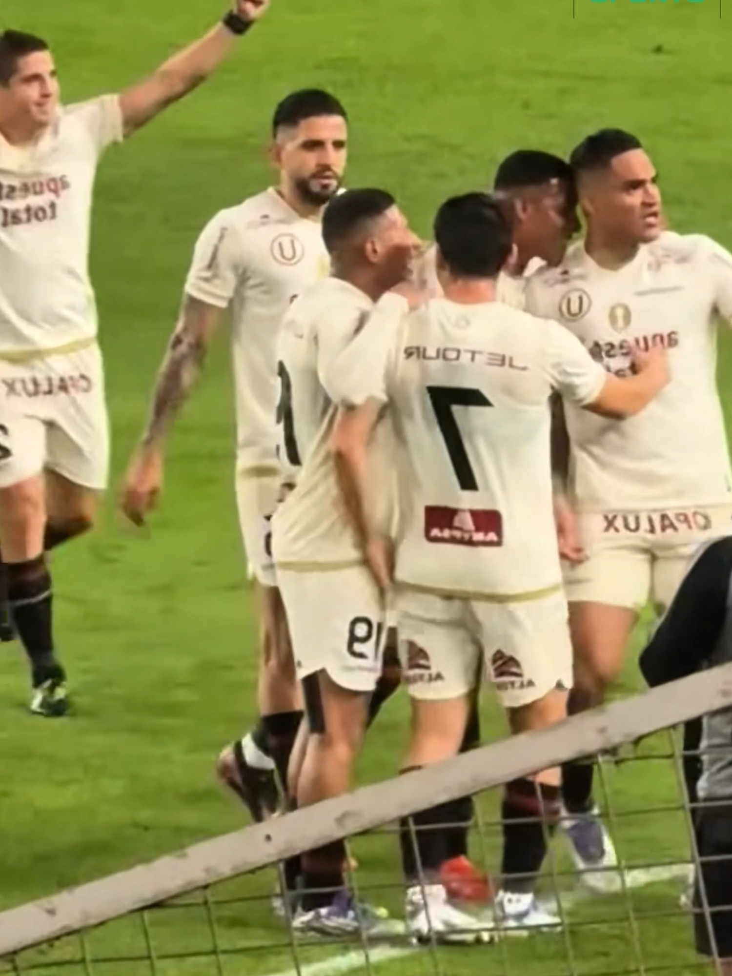 🔥 Anderson Santamaría en acción. Disfruta de sus mejores jugadas con Universitario de Deportes y su intensidad en la cancha. ¿Qué opinas de su rendimiento? #andersonsantamaria #universitariodeportes #futbolperuano #jugadas #futbol #edit