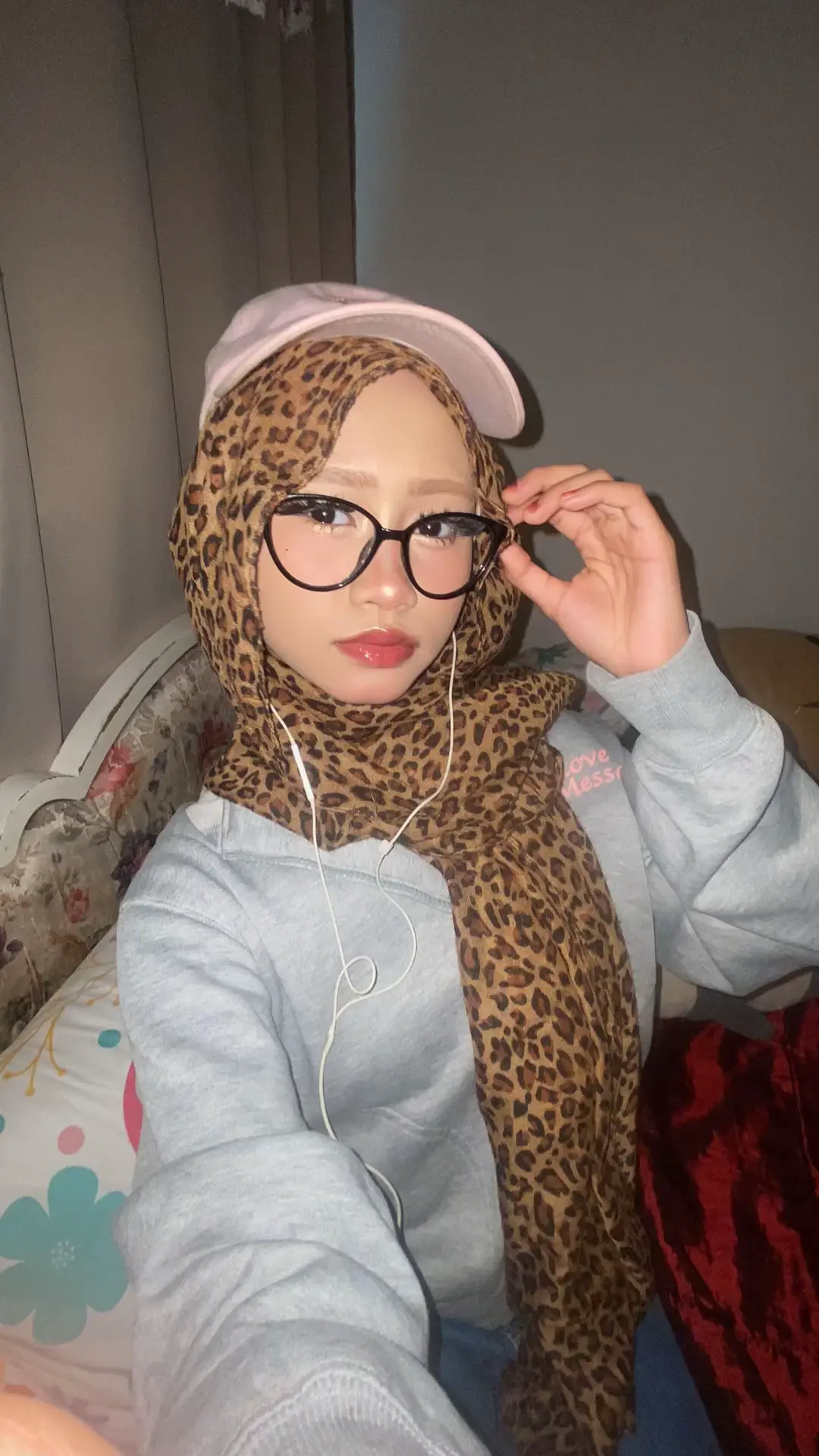 👩🏻‍🦯‍➡️