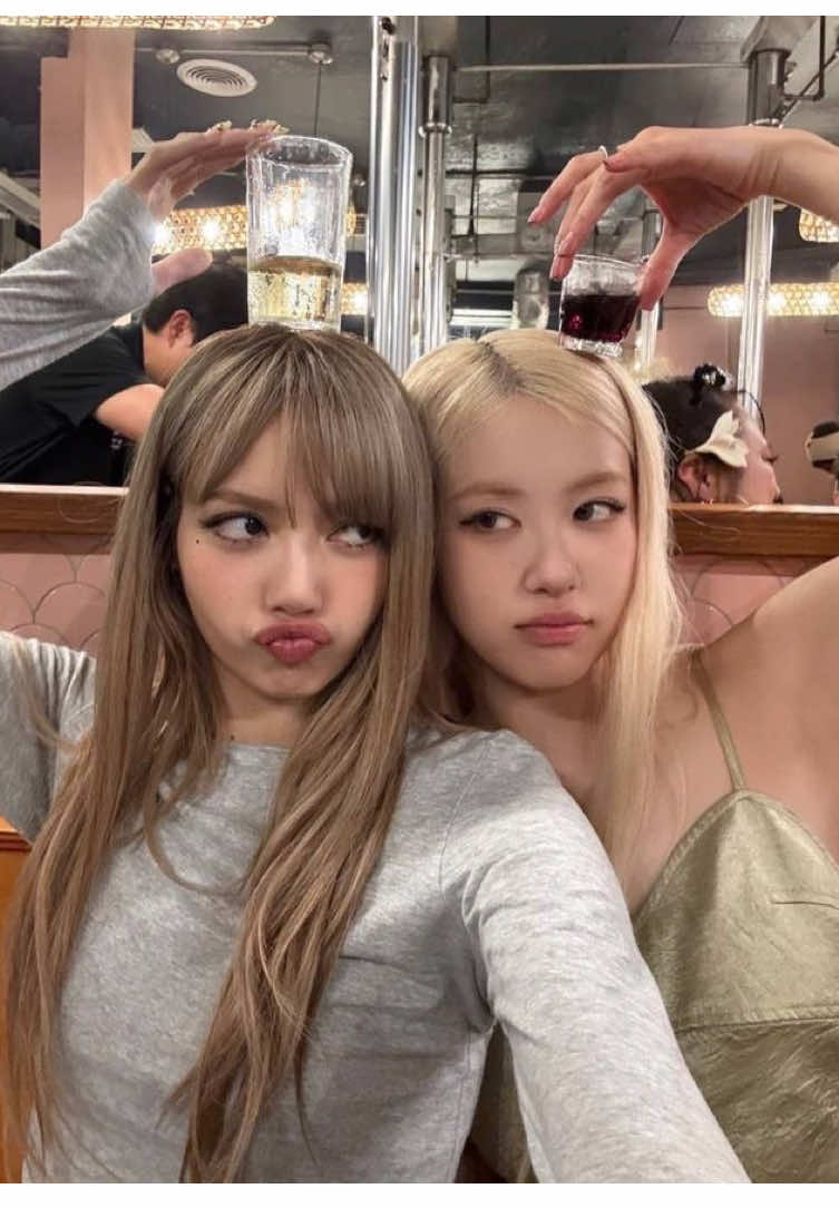 i'll do anything for to you see smile.🩶  . . #rosé #lisa #fy #fypシ゚ #chaelisaisreal - kısa oldu kusura bakmayin 😕😕 - @LISA @ROSÉ  cr :: vopcq