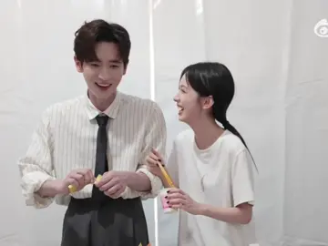 แต่เลนส์กล้องโฟกัสอยู่ที่น้องนะ น่ารักจะบ้า🥰 #เฉิงเหล่ย #โจวเย่ #chenglei #zhouye #เปิดการมองเห็น 