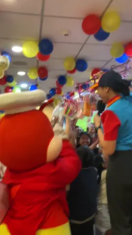 Go jollibeeee! HAHAHAHAA #jollibeeph #fyp #jollibee 