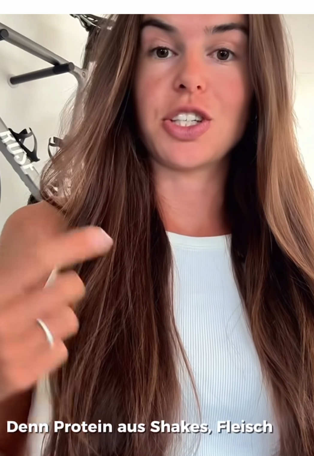 Für eine spürbare Stimulation der Muskelproteinsynthese braucht es pro Mahlzeit oder Snack etwa 20–30 g hochwertiges Protein. Diese Menge liefert genug essenzielle Aminosäuren, insbesondere Leucin, um die Regeneration und den Muskelaufbau effektiv anzuregen. Mehr Protein in einer Mahlzeit bringt zwar keinen zusätzlichen Effekt auf die Muskelproteinsynthese, trägt aber natürlich sinnvoll zur Deckung des täglichen Proteinbedarfs bei. Entscheidend ist ohnehin, dass du über den Tag insgesamt genügend Eiweiß zuführst – ob in vielen kleineren Portionen à 20–30 g oder in wenigen größeren Mahlzeiten. Optimal für die Muskelproteinsynthese sind mehrere kleinere Mahlzeiten, praktisch reicht aber auch die Erfüllung des Gesamtbedarfs. @katja_runs  @everydays_besserleben  #fyp #health #Science #nutrition #knowledge