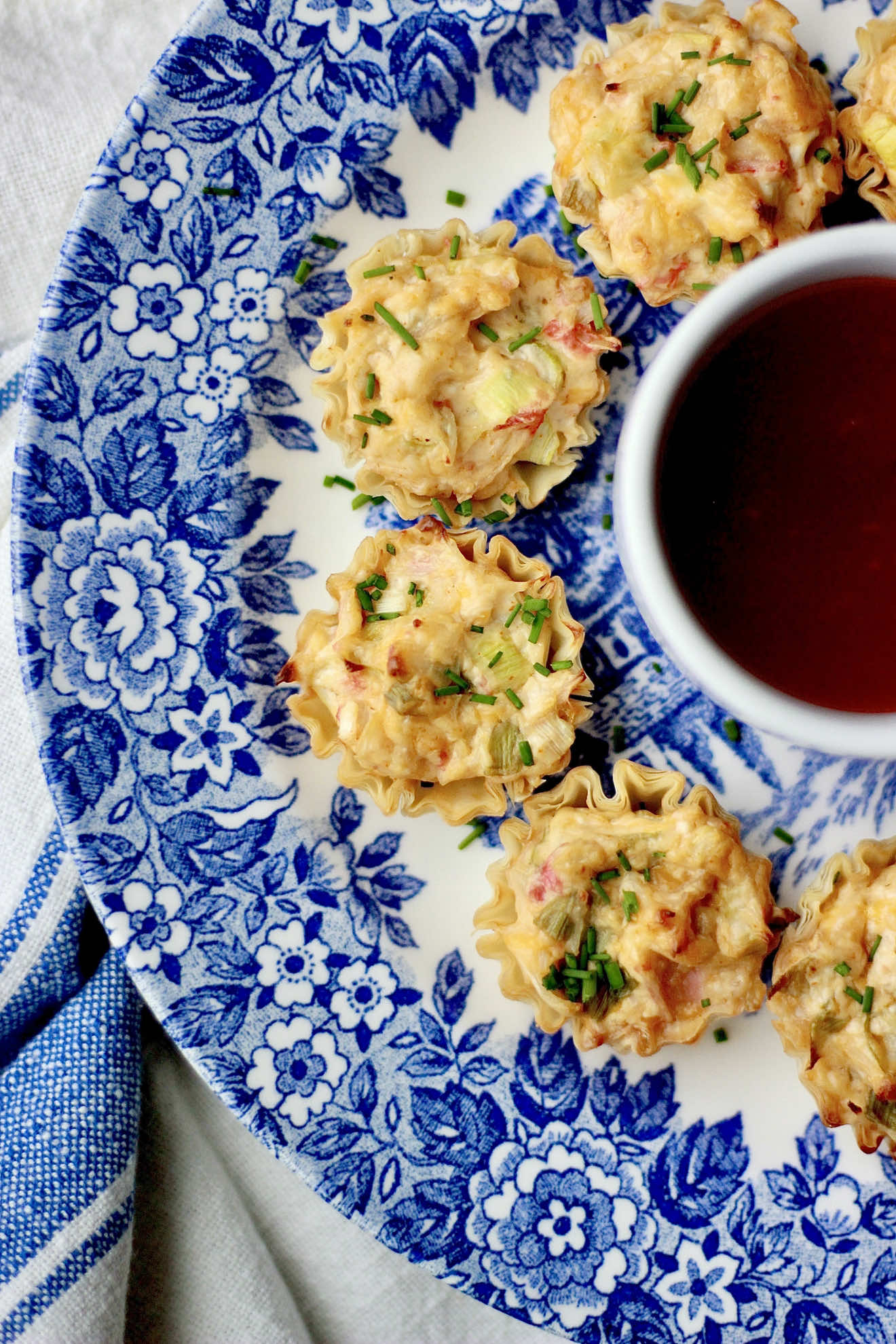 Welcome back game day grazing. This week I’m sharing a new recipe: crab rangoon bites. If you like crab rangoons, you’ll love these. Full recipe on thechicishchick.com via my bio. #tailgaterecipes #gamedayfood #gamedayrecipes 