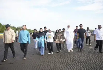 TRADISI MANDI SAFAR Kabupaten Tanjung Jabung Timur memiliki sebuah tradisi budaya yang saat ini telah dijadikan agenda wisata Tanjabtim bahkan Provinsi Jambi. Bupati Dilla Hikmah Sari, dalam pergelaran mandi safar meminta kepada masyarakat untuk tetap mempertahankan tradisi ini dan pemerintah akan mensupport tradisi budaya mandi safar ini menjadi agenda nasional bahkan dunia. Yuk... Kita support, agar tradisi mandi safar air Hitam Laut menjadi agenda budaya nasional, sehingga kedepan, pusat juga ikut membantu membangun infrastruktur ke Air Hitam Laut, Kecamatan Sadu. Tradisi Mandi Safar, keren habis.  #sabak #tanjabtimur #kampunglaut #jambiviral #safar 