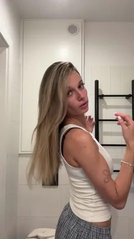 ja i mój ulub krem Absolut Repair Molecular od @L’Oréal Professionnel , dzięki któremu na wyjazdy nie muszę zabierać tony produktów do włosów - posiada termoochronę i pięknie wygładza ❤️ #lorealpro #haircare reklama 