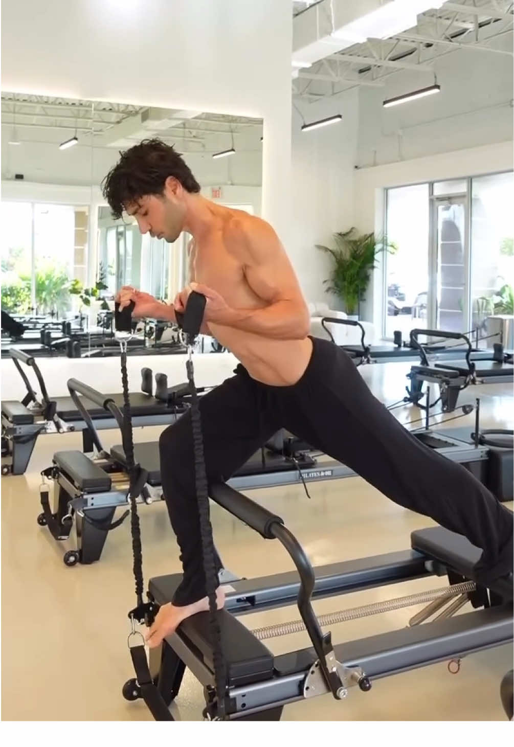 ✨ expansion, flexibility & flow are my #FridayFeels 🔥 exploring movement that feels good on my body, the magic happens when the reformer is in sync with the body, mind and breath. #pilatesreformer #bocaraton #pilatesflow #pilatesandor 