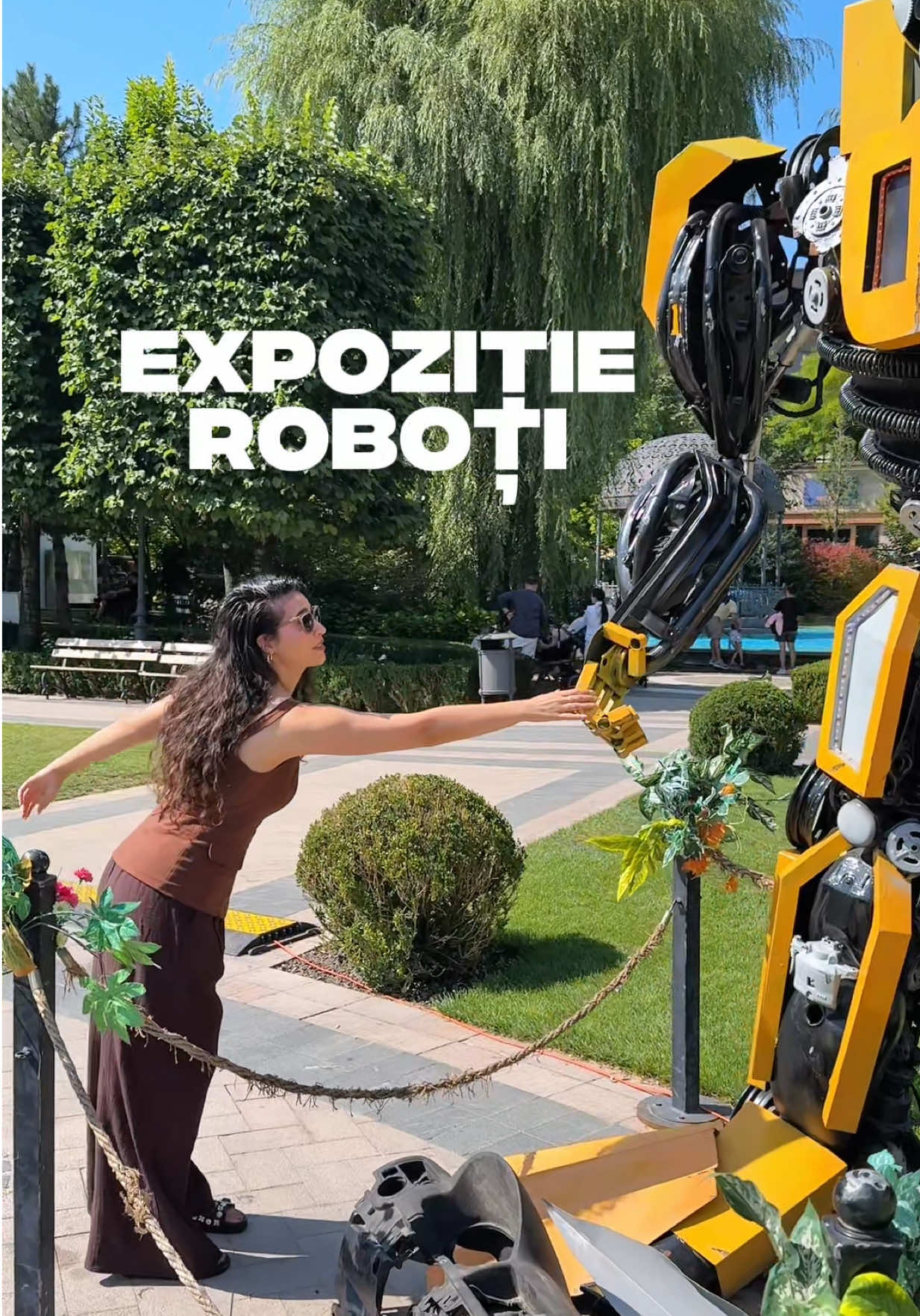 Nu exista ghid mai bun decat un copil atunci cand vezi robotii astia. Ei ii numesc pe loc, le inventeaza povesti, se joaca de-a eroii si isi transforma ziua in cea mai tare aventura. PANA PE 24 AUGUST #robots #palasiasi 