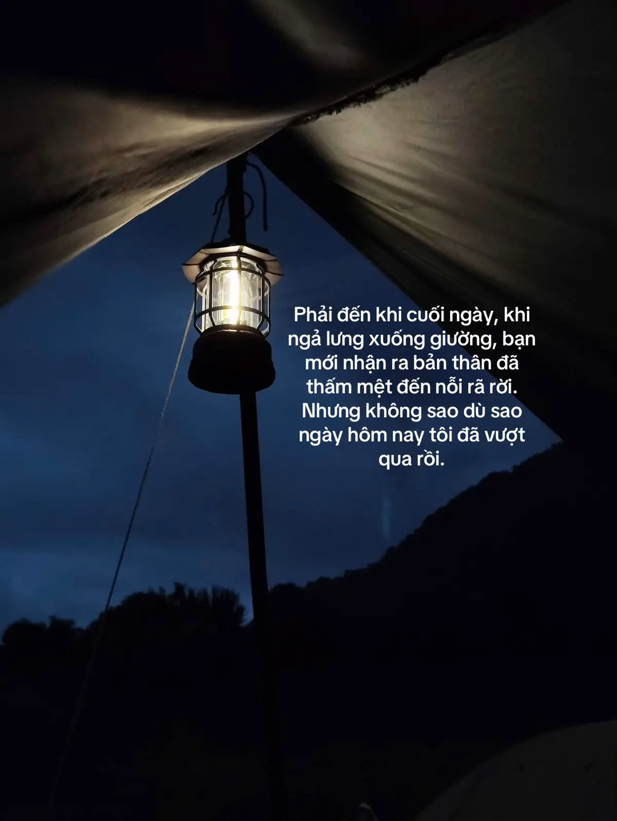 Phải đến khi cuối ngày, khi ngả lưng xuống giường, bạn mới nhận ra bản thân đã thấm mệt đến nỗi rã rời. Nhưng không sao dù sao ngày hôm nay tôi đã vượt qua rồi.