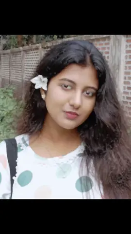 এত ভালোবাসা, এত অনুভূতি উজাড় করে দেওয়ার পরও আপনার কি কখনো আমার হতে মন চায়নি? আমি তো আমার প্রতিটি নিশ্বাসে আপনার নাম লিখেছি, প্রতিটি প্রার্থনায় আপনার শান্তি চেয়েছি, প্রতিটি নিঃসঙ্গ রাতের আঁধারে আপনার ছায়াকেই খুঁজেছি। অথচ আপনি একবারও ভাবেননি, আমার হৃদয়ের এই তৃষ্ণার কাছে আপনি সামান্য একফোঁটা ভালোবাসা দিলেও আমি স্বর্গ খুঁজে পেতাম। কখনো কি ভেবেছেন, আমি কেমন কষ্ট নিয়ে বেঁচে আছি? আমার যে স্বপ্নগুলো কেবল আপনাকে নিয়ে গড়ে উঠেছিল, সেগুলো এখন ভাঙা কাঁচের টুকরো হয়ে আমার বুকের ভেতর রক্ত ঝরাচ্ছে। আমি যতবার নিজেকে বুঝিয়েছি আপনি হয়তো একদিন আমার হবেন, ততবারই ভাগ্য আমাকে কষ্টের আরেকটি নতুন অধ্যায় লিখে দিয়েছে। আপনি জানেন, প্রিয়? আমার যন্ত্রণা শুধু আপনার দূরত্বে নয়, আমার কষ্টটা সবচেয়ে বেশি হয় যখন আমি ভাবি—আমি আপনার জন্য কতটা উজাড় হয়েছি, অথচ আপনার হৃদয়টুকু কখনো আমার জন্য ধ্বনিত হয়নি। আমি আপনার ভালোবাসার জন্য মরিয়া হয়ে কেঁদেছি, অথচ আপনি নিশ্চুপ থেকেছেন, যেন আমি আপনার জীবনে কোনো মূল্যহীন এক ছায়া। আজ আমি বুঝি, ভালোবাসা একতরফা হলে সেটাই সবচেয়ে বড় দুঃখ। আমি বেঁচে থেকেও মৃত, কারণ আমার প্রতিটি শিরায় ভালোবাসার নাম ছিল 