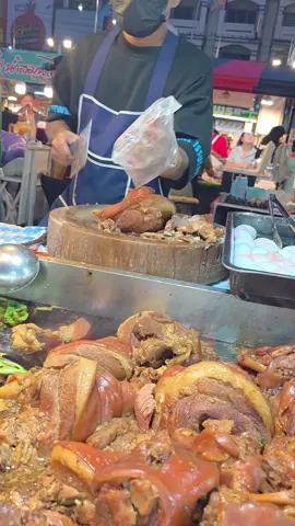 ลูกค้าสั่งทีเดียว 2 ขาใหญ่‼️ขาหมูพะโล้😋ที่ตลาดเซฟวันโคราช ทุกวัน 16.00น.เป็นต้นไป #นครราชสีมา #Streetfood  #ขาหมู #โมมากิน 