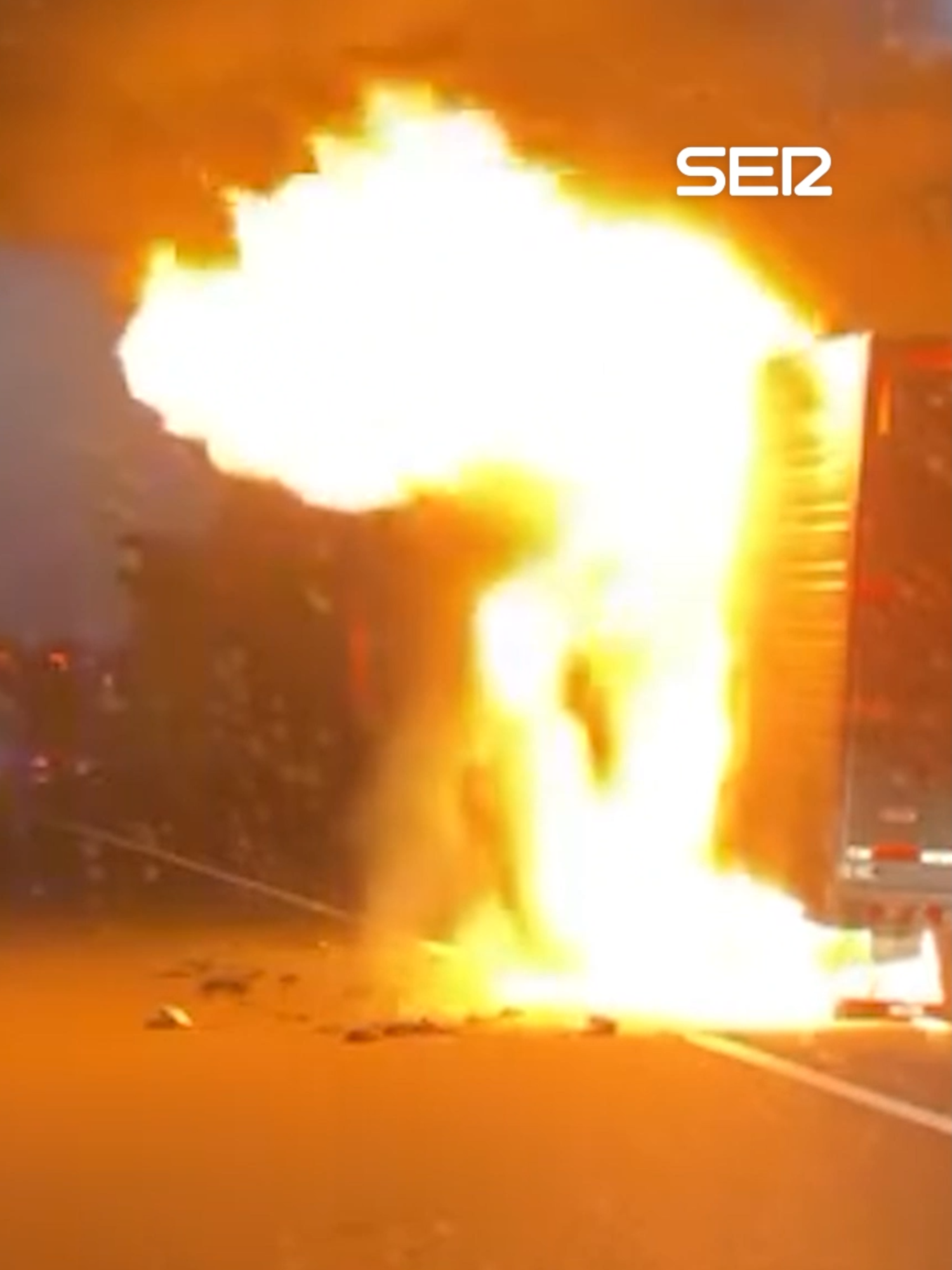 🚚 Se incendia un camión en Estados Unidos que deja pérdidas de 18.200 kilos de chuletones #chuletones #camión #EEUU #incendio #EstadosUnidos #CadenaSER