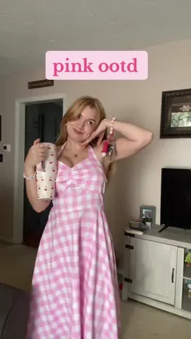 feeling very pretty in pink this friday ᥫ᭡.🍥⋆🐇་༘🌷.ೃ࿔ #OOTD #prettyinpink #hydrojug #outfitinspo #trending 