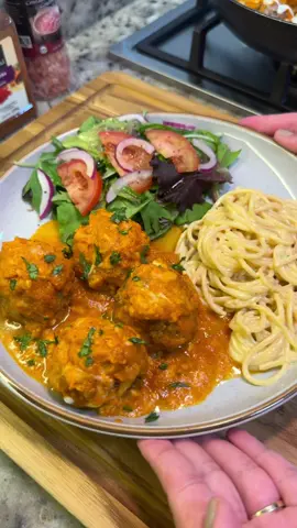 Albóndigas rellenas de Queso en Salsa de Chipotle! 🤤 Ingredientes: 800 gr. molida de res 1 cda. Sazonador hierbas finas @PragnaWorld 1 cda. Ajo en polvo @PragnaWorld 1 cda. Cebolla en polvo 2 cdas. paprika @PragnaWorld 1/2 cdita. pimienta 1 cda. Cristales del Himalaya @PragnaWorld Queso en cubitos (que derrita) 3 tomates 1 pedazo de cebolla blanca 2 chipotles 1/4 taza media crema Procedimiento: Comienza mezclando la carne molida con paprika, ajo en polvo, cebolla en polvo, pimienta, y cristales del himalaya. Forma bolitas con la carne molida del tamaño de tu preferencia. Aplana y coloca en medio un cubito de queso. Cierra y compacta muy bien con ayuda de tus manos. Termina con todas. Dora las albóndigas un sartén a fuego medio hasta que queden cocidas. Dora los tomates y cebolla. Licúalos con 2 chiles chipotles, un toque de crema y pimienta y sal al gusto. Añade la salsa a las albóndigas y espera a que caliente. Opcional agrega queso rallado encima. Sirve y acompaña con ensalada y espagueti. A disfrutar! —