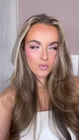 On en parle de ce makeup de fou 🤭🤭 #bridemakeup #pinkmakeup #starmakeup #pinkylook #teintrosé 